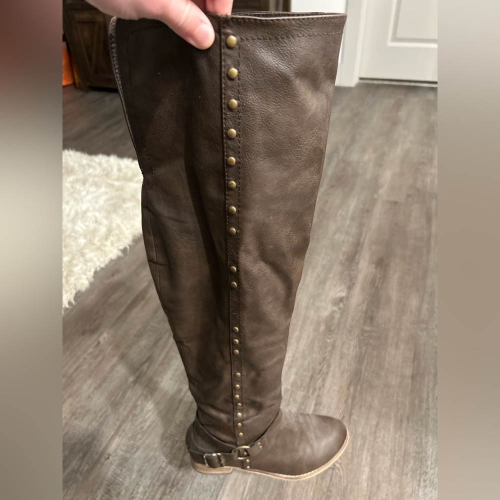 Woman boots, size 8 1/2, like new